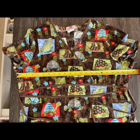 White Cross Brand Scrub Top, Turtle Scrubs, Size Large, tie waist - Picture 7 of 15